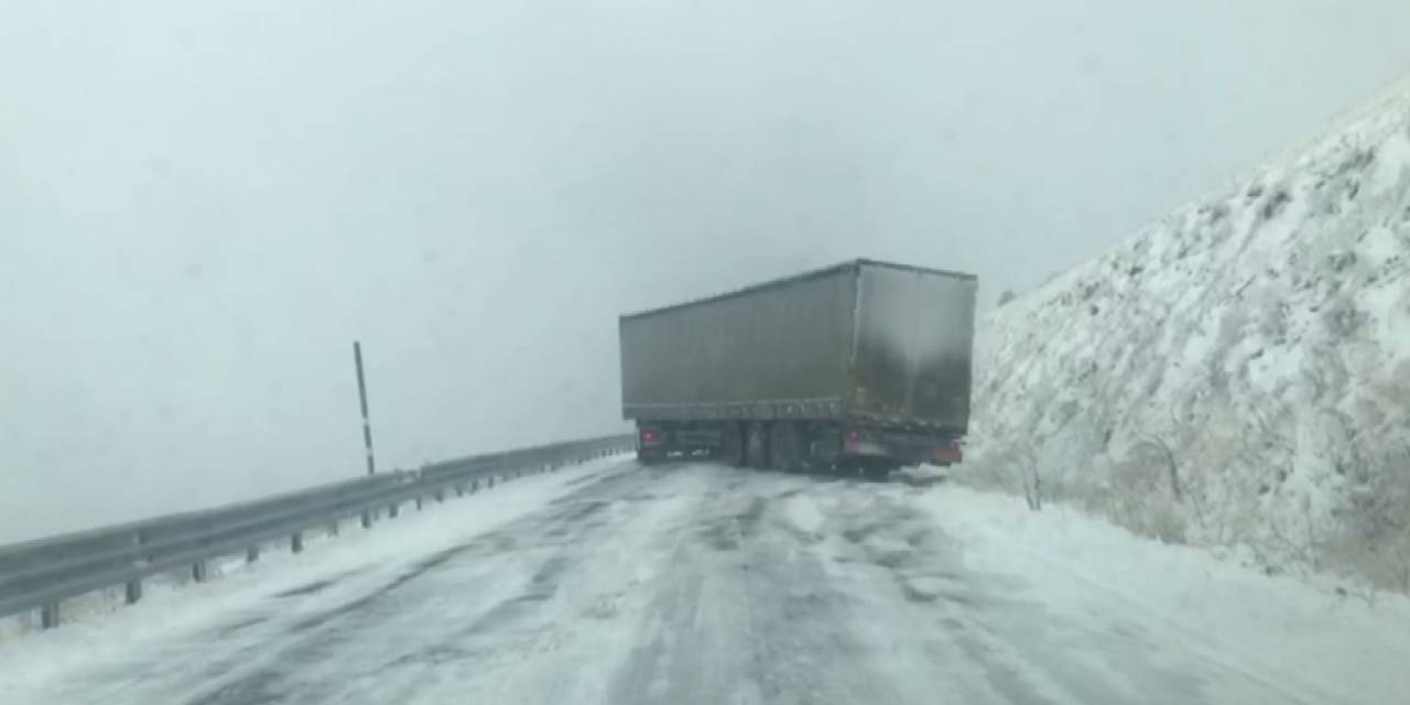 Sahara Geçidi’nde Ulaşıma Kar Engeli