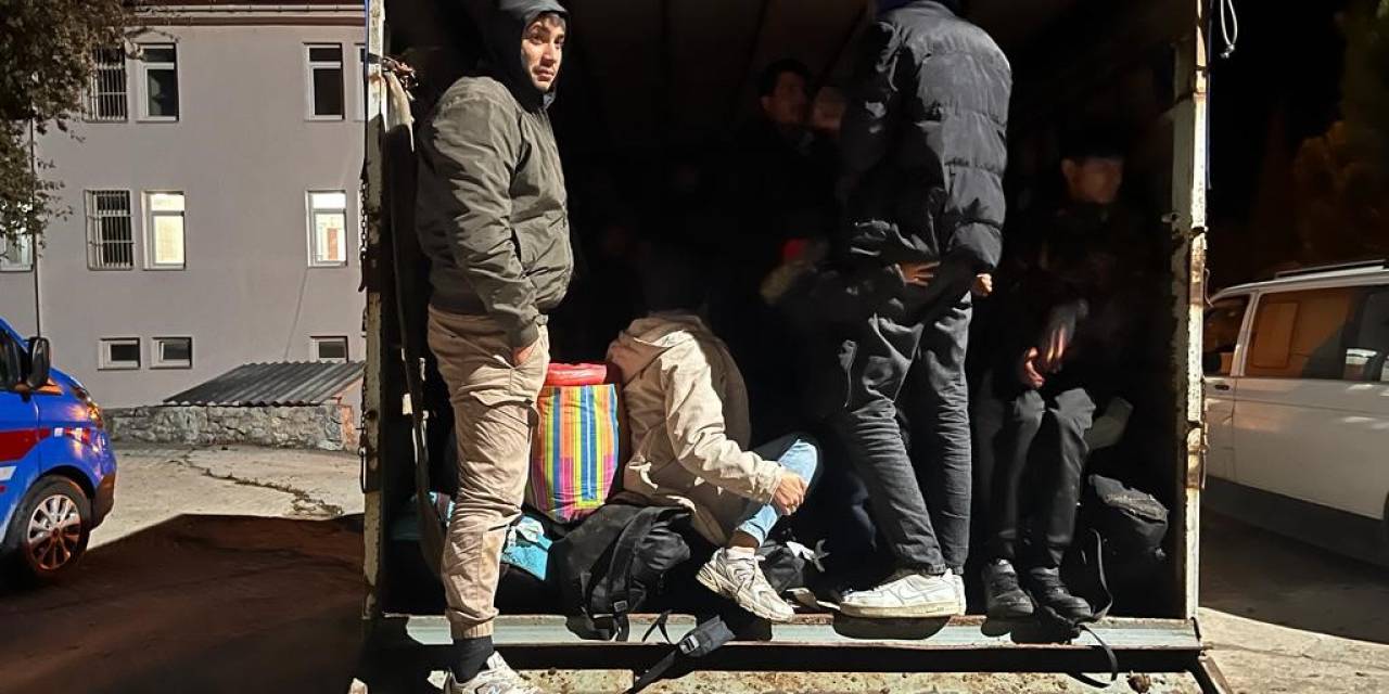 Ezine’de 64 Kaçak Göçmen İle 4 Organizatör Yakalandı