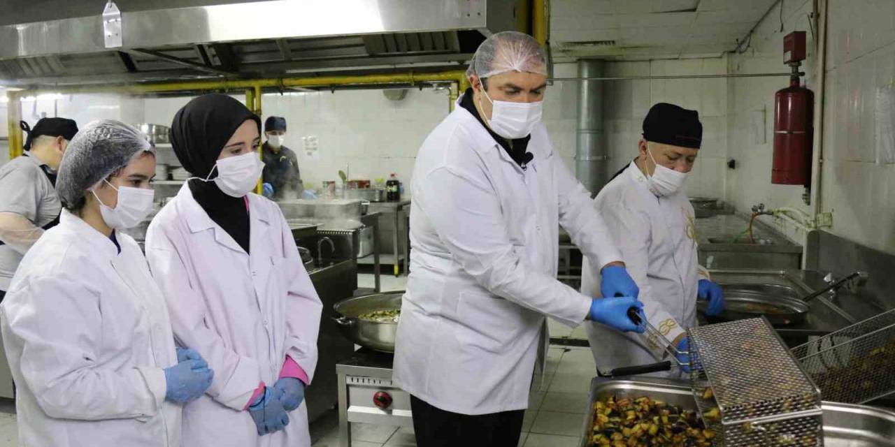 Müdür Mutfakta Öğrencilere Yemek Hazırladı