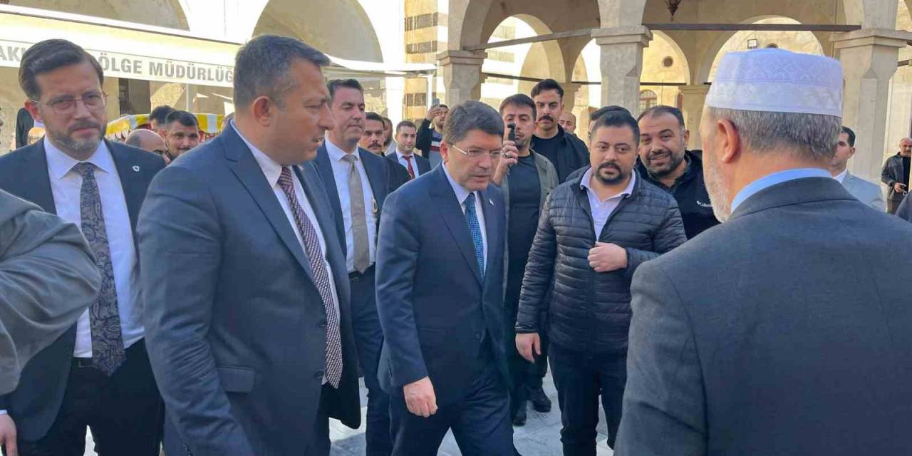 Bakan Tunç, Kilis’te Esnaf Ziyareti Yaptı, Vatandaşlarla Cuma Namazı Kıldı