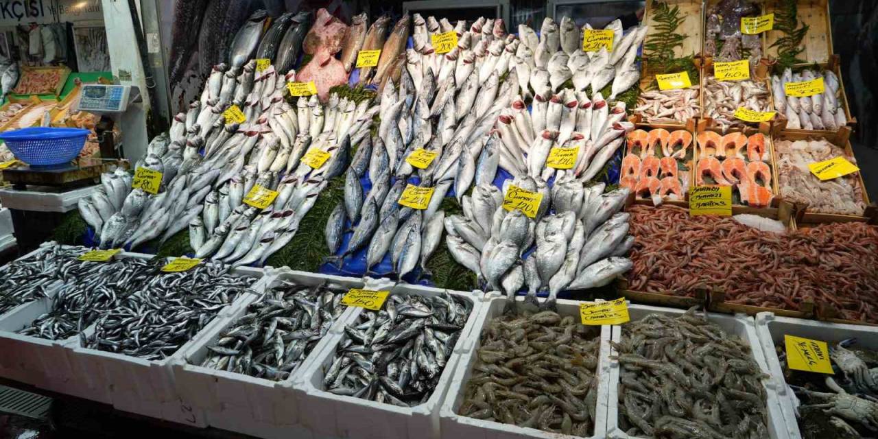 Balık Tezgahlarında Hamsi Bolluğu Yaşanıyor, Fiyatlar Geriledi