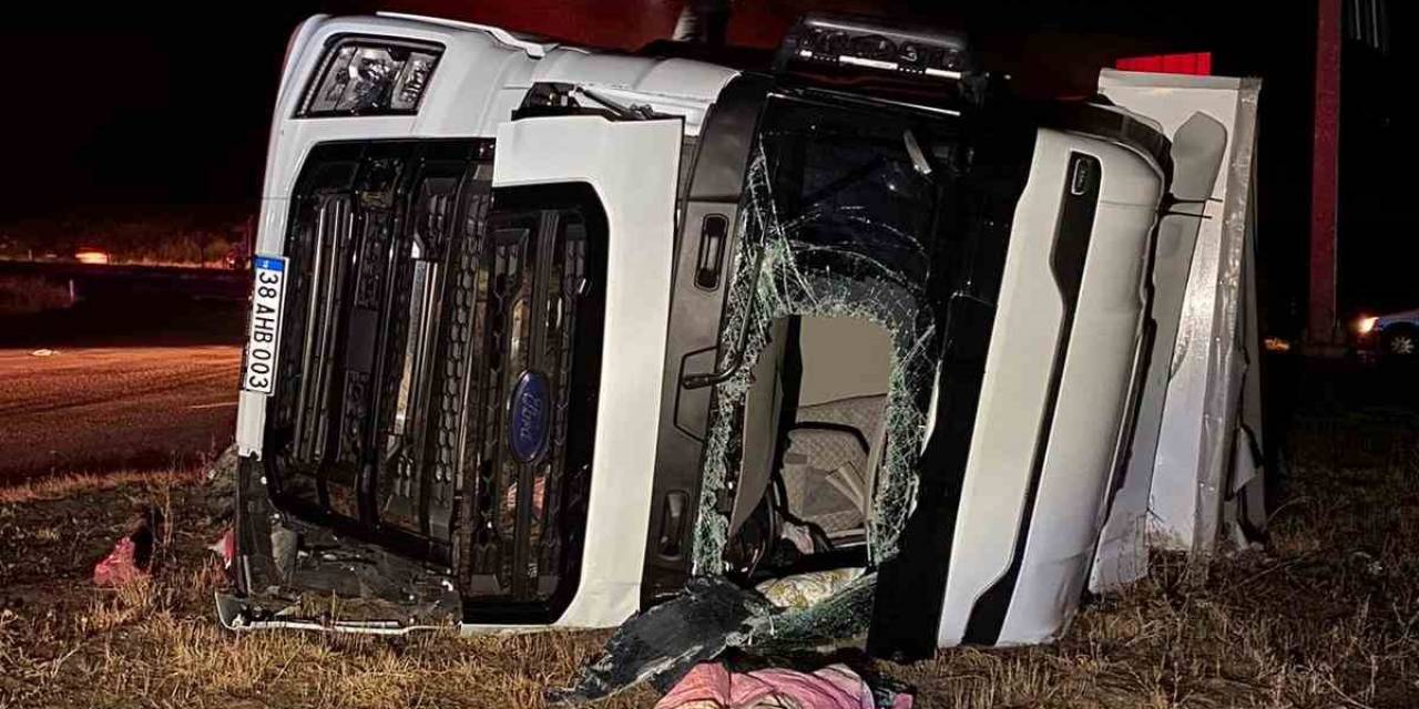 Kırıkkale’de Tır Devrildi: 2 Kişi Yaralandı, 2 Büyükbaş Hayvan Telef Oldu