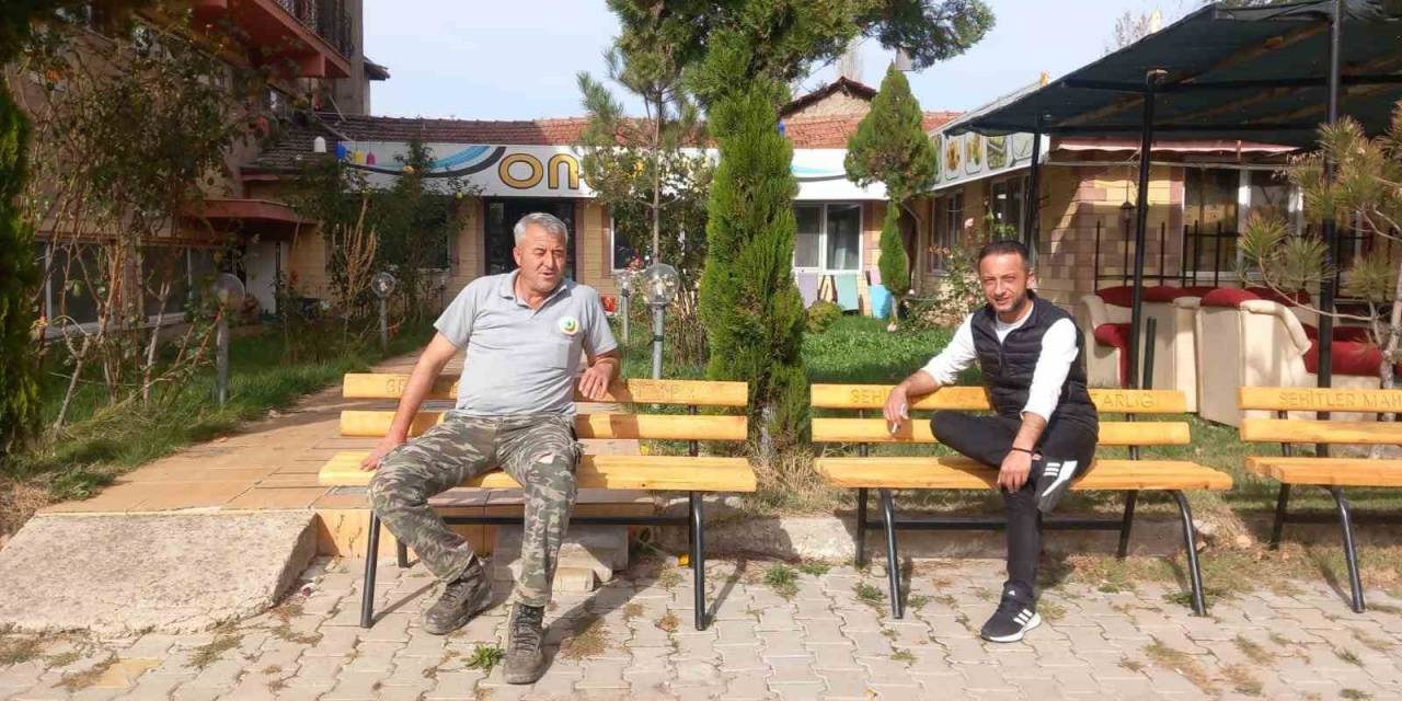 Mahalle Muhtarından Her Evin Önüne Oturma Bankı