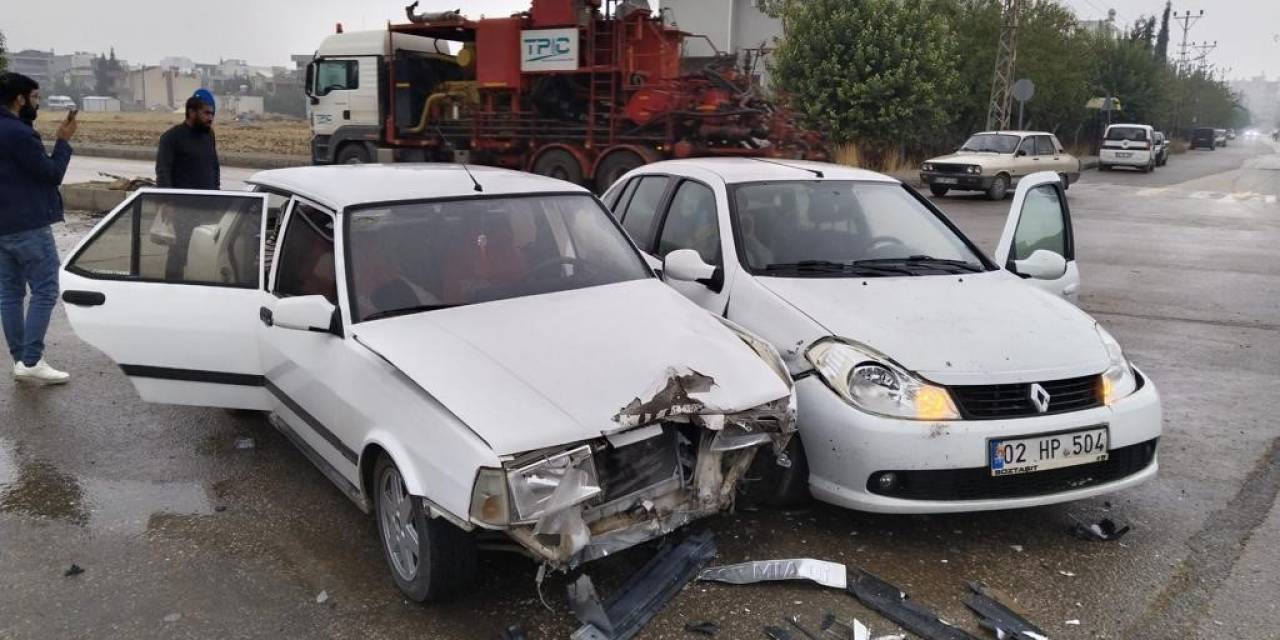 İki Otomobil Çarpıştı: 3 Yaralı