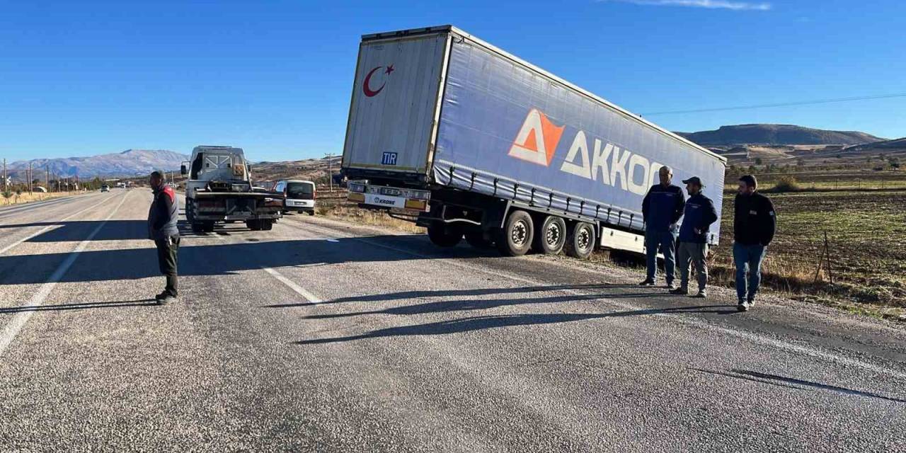 Gölbaşı’nda Tır Yoldan Çıktı: 1 Yaralı
