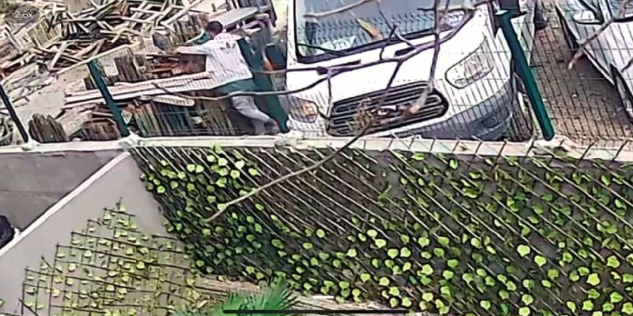 Servis Minibüsüyle Gelip 20 Bin Liralık İnşaat Malzemesi Çalan Şahıs Kamerada