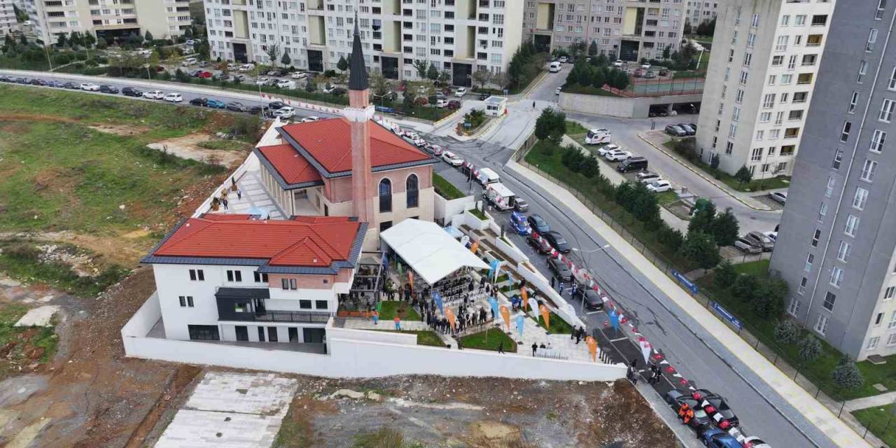 Başakşehir’de Hayır Ortakları Camii Dualarla İbatede Açıldı