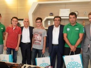 Genç Şampiyonlar Sevinçlerini Bozbey İle Paylaştı