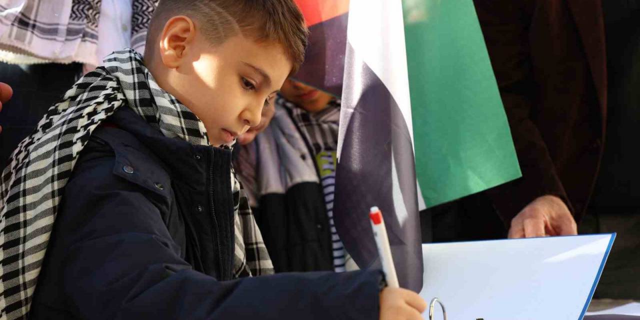 Elazığ’da, Filistin’de Hayatını Kaybedenler İçin Gıyabi Cenaze Namazı Kılındı