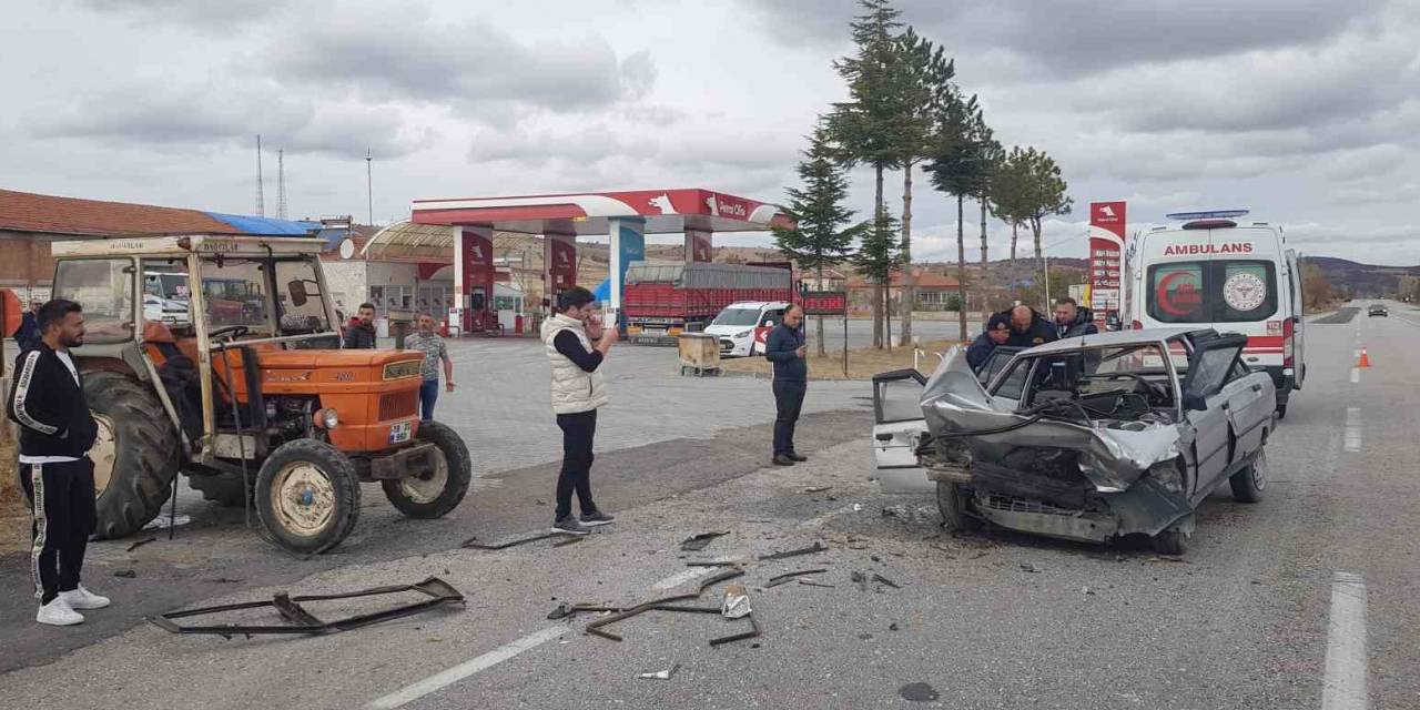 Otomobil İle Traktör Çarpıştı: 1 Ölü, 1 Yaralı