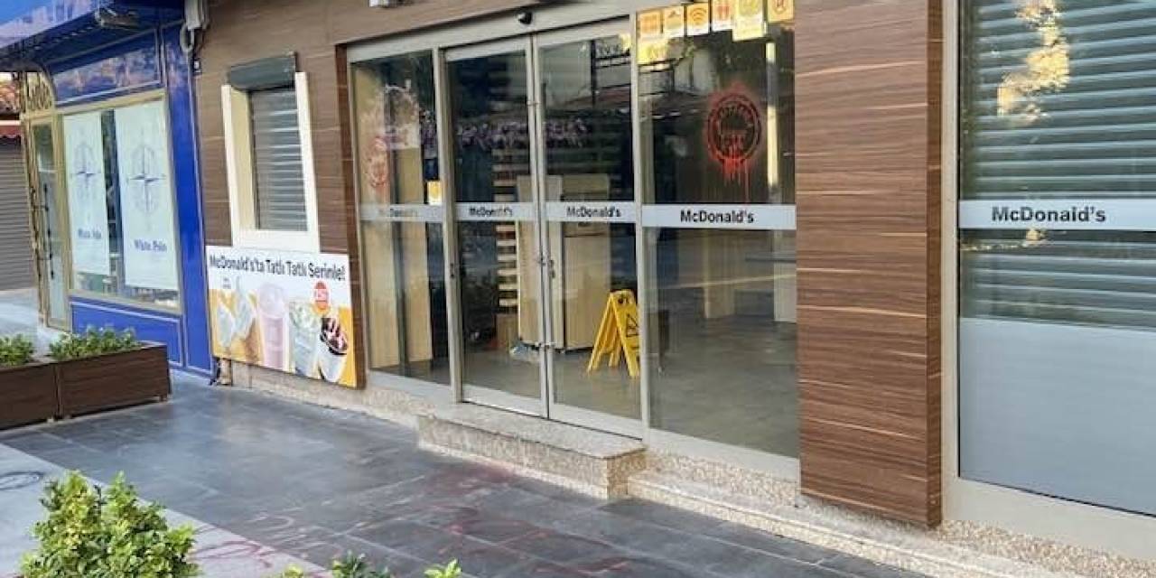 Kuşadası’nda İsrail’i Sprey Boyalarla Protesto Ettiler