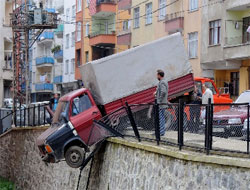 Freni boşaldı, 13 metrelik duvara asılı kaldı