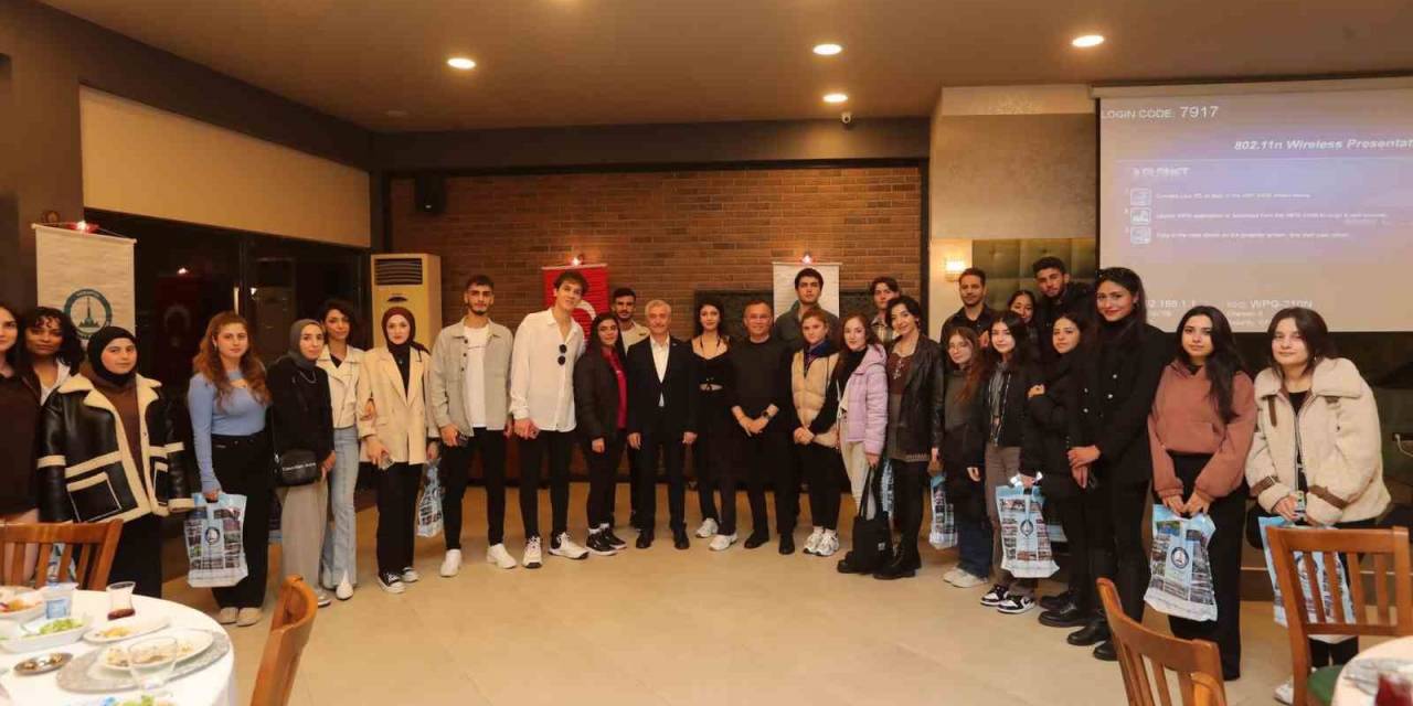 Vali Çeber Ve Başkan Tahmazoğlu Öğrenciler İle Birlikte Ecdadı Ziyaret Ettiler