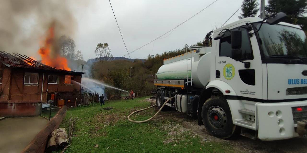 Bartın’da Çıkan Yangında 2 Ev Kül Oldu