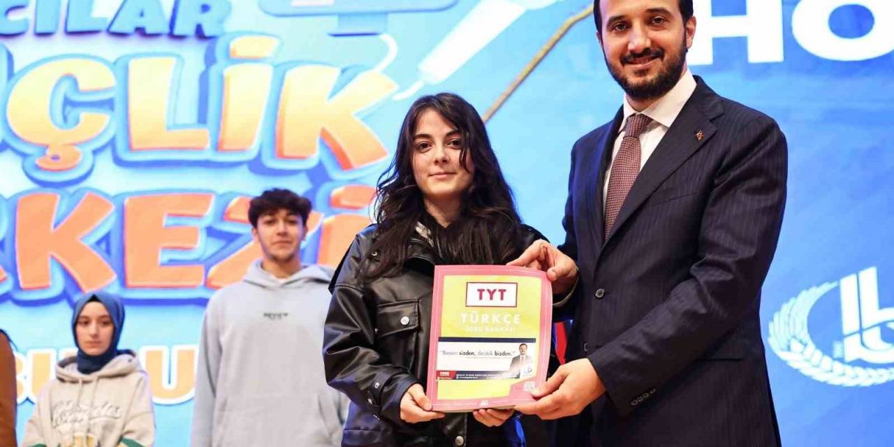 Bağcılar Belediyesi’nden Üniversiteye Hazırlanan Öğrencilere Kitap Desteği