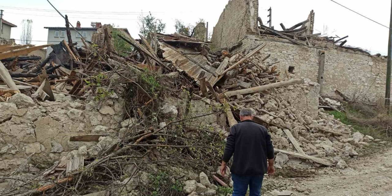 Emet’te Çıkan Yangında Yaşlı Kadın Yanarak Hayatını Kaybetti