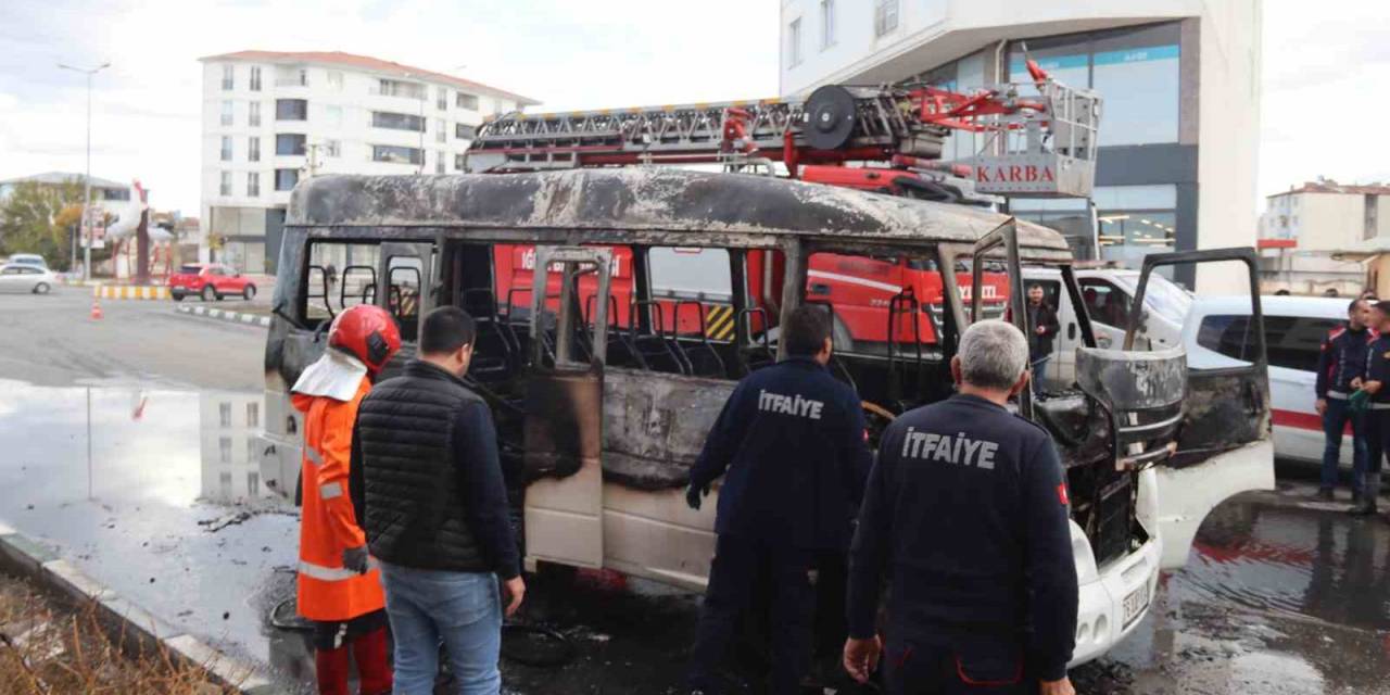 Iğdır’da Seyir Halindeki Araç Alev Alev Yandı