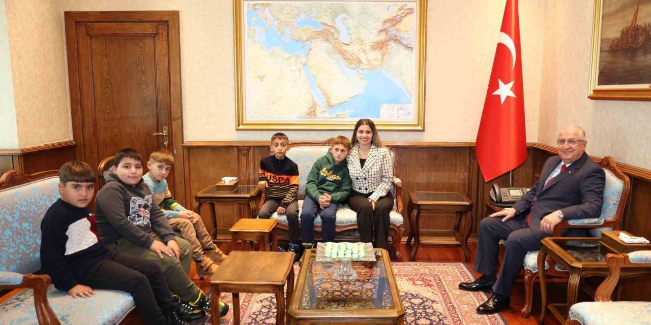 Iğdırlı Öğrencilerden Milli Savunma Bakanı Güler’e Anlamlı Ziyaret