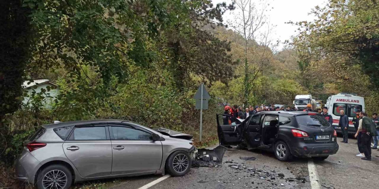 Bartın’da İki Otomobil Kafa Kafaya Çarpıştı: 1 Ölü, 5 Yaralı