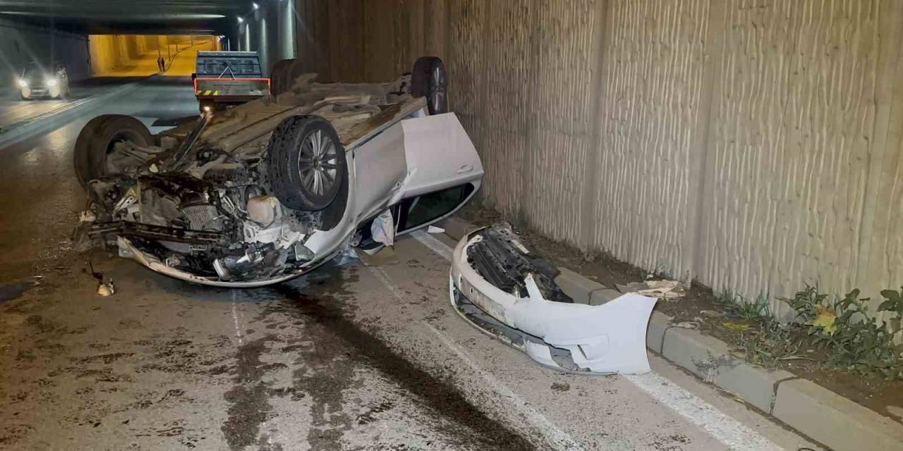 Aydınlatma Direğine Çarpan Otomobil Takla Attı: 3 Yaralı