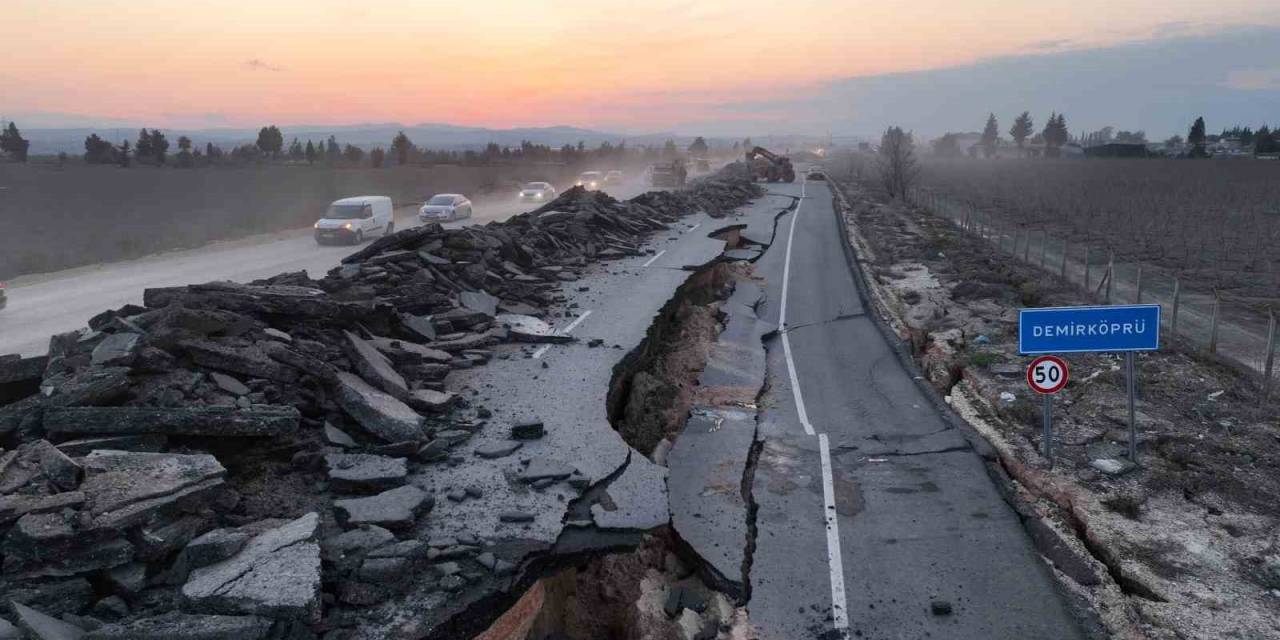 Hatay’da 4 Metre Kırılmaların Olduğu Yolda, Depremin 3. Gününde Başlayan Çalışmalar Aralıksız Devam Ediyor