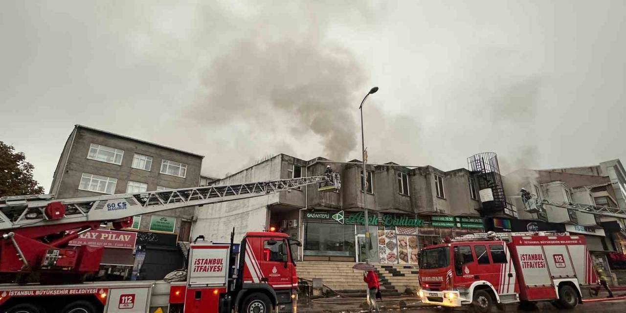 Sultanbeyli’de İş Yerinin Deposunda Yangın