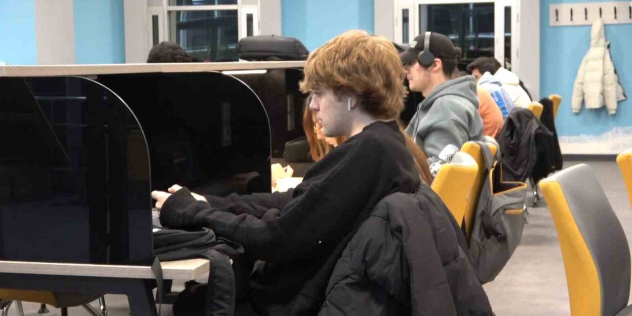 Sınavlarına Hazırlanan Öğrenciler Kütüphanede Sabahladı