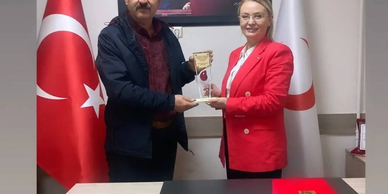 50 Kez Kan Bağışı Yapan Vatandaşa Plaket Takdim Edildi