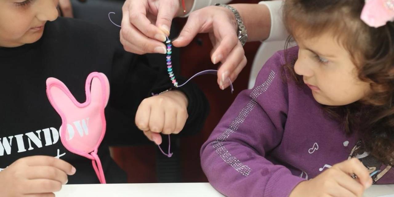 Çocuklar Takılarını Kendileri Yaptı