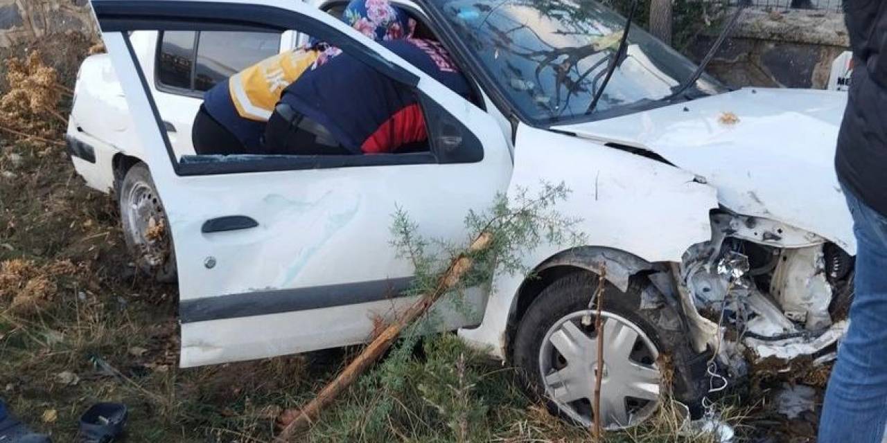 Sanayide Çırak, İzinsiz Aldığı Komşusunun Aracıyla Kaza Yaptı: 1 Yaralı