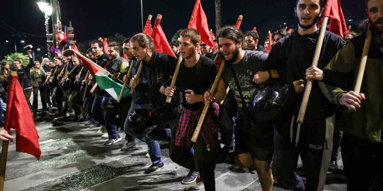 Atina’da 1973 Ayaklanmasının 50. Yılında Binlerce Gösterici Abd Büyükelçiliğine Yürüdü