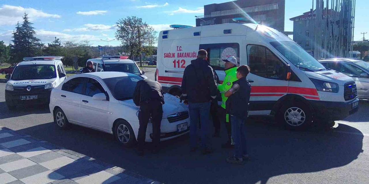 Park Halindeki Tıra Çarpan Motosikletlinin Yaralandığı Kaza Kamerada