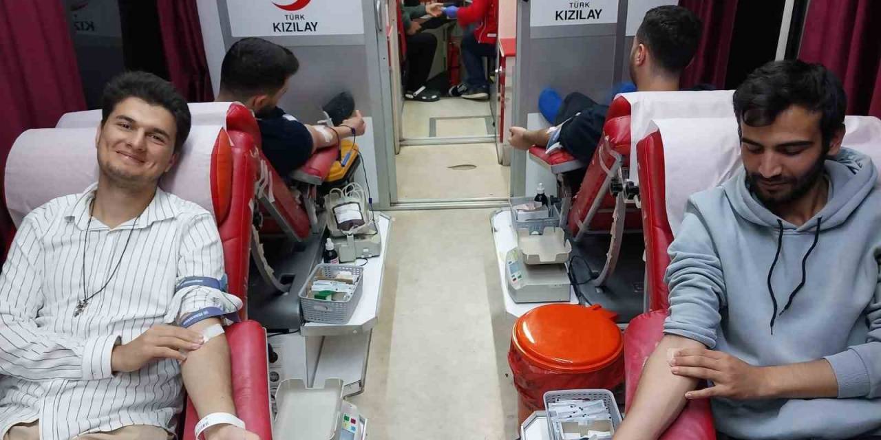 Gençler Kan Bağışı Yaptı
