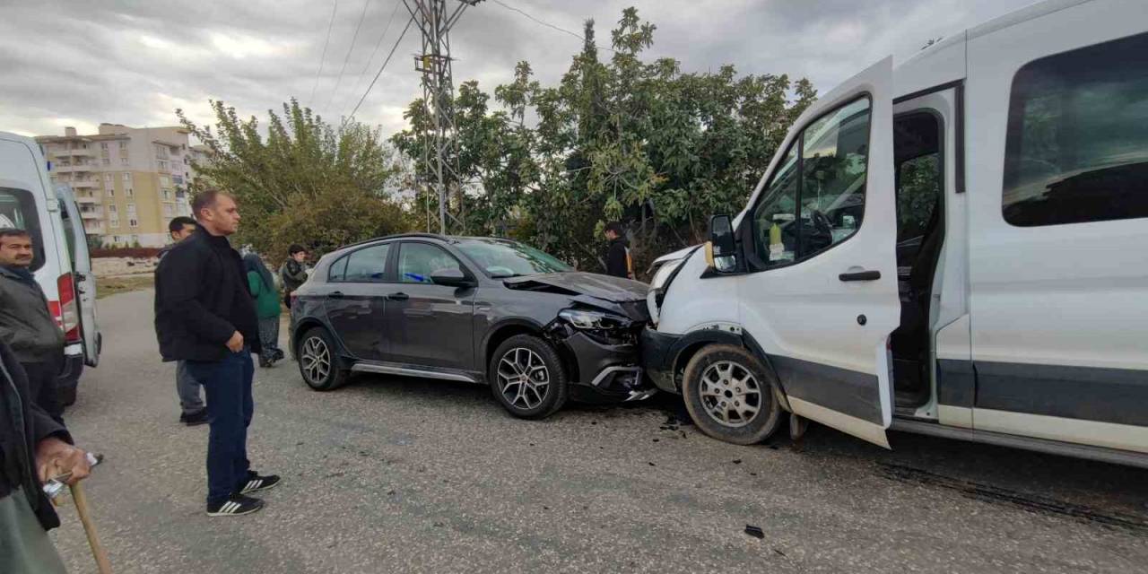 Otomobil İle Minibüs Kafa Kafaya Çarpıştı: 5 Yaralı