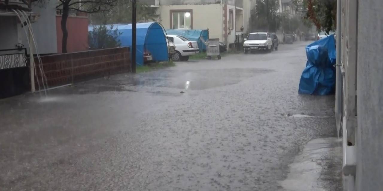 Yarım Saatlik Sağanak Su Baskınlarına Neden Oldu