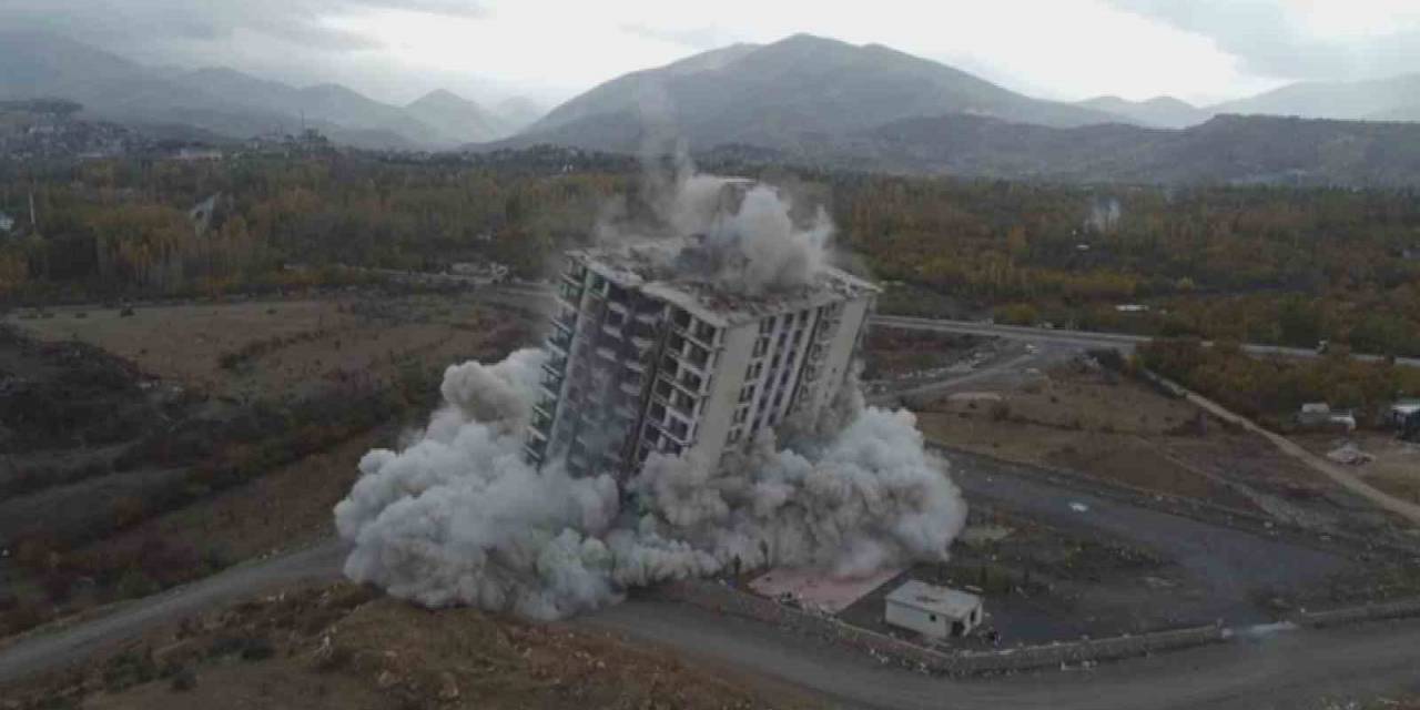 Malatya’da 16 Katlı Ağır Hasarlı Bina Patlayıcıyla Yıkıldı