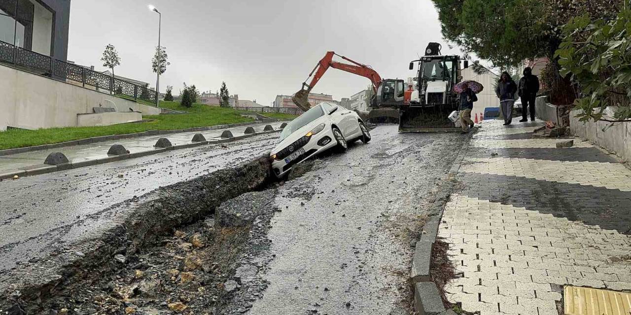 Yağmur Suyu Kanalı Çalışmasında Açılan Çukura Otomobil Düştü