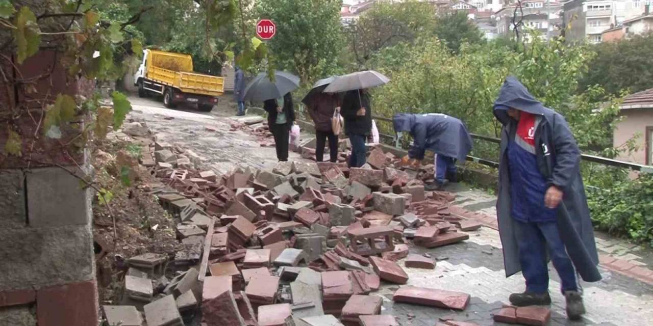 Sağanak Yağış Nedeniyle Üsküdar’da Bahçe Duvarı Çöktü