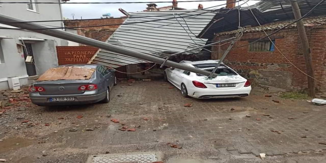 Balıkesir’de Fırtına Ve Hortum Etkili Oldu, Çatıları Uçurdu, Elektrik Direklerini Devirdi