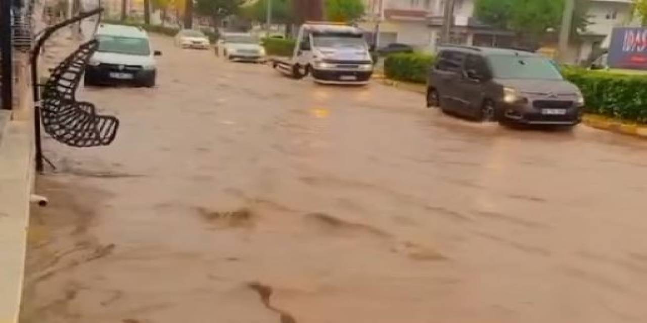 Fırtınaya Dayanamayan Bir Binanın Çatısı Saniyeler İçinde Yok Oldu