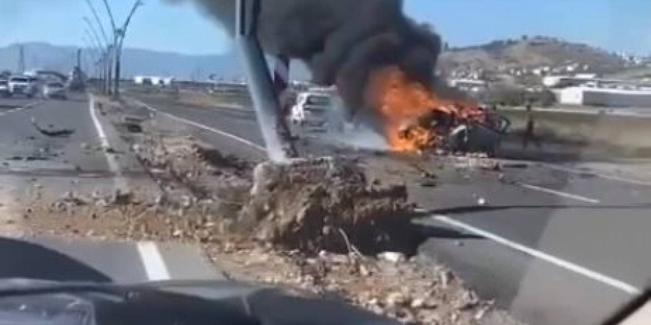 Aydınlatma Direğine Çarpan Otomobil Yandı: 1 Ölü
