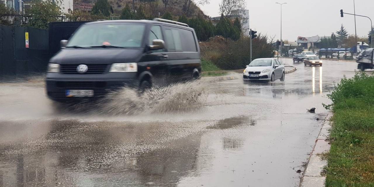 Sağanak Sonrası Yollarda Su Birikintileri Oluştu