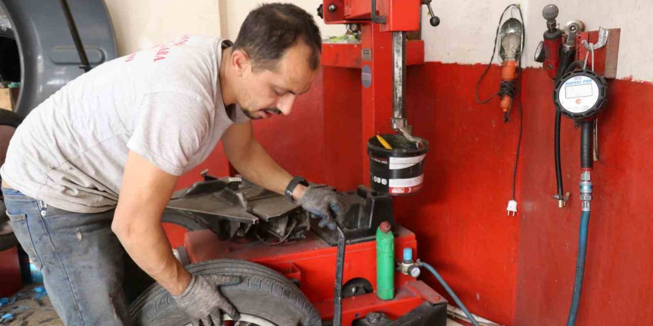 Uyarıyı Duyan Lastikçilere Koştu