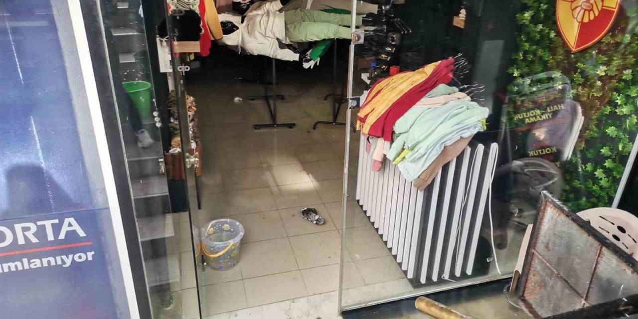 İzmir’de İş Yerini Su Basan Esnaf İsyan Etti: “Esnaf Olarak Bıktık”