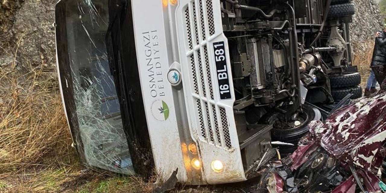 Bursa’da Taziye Yakınlarını Taşıyan Otobüs Otomobille Çarpıştı: 1 Ölü, 5 Yaralı