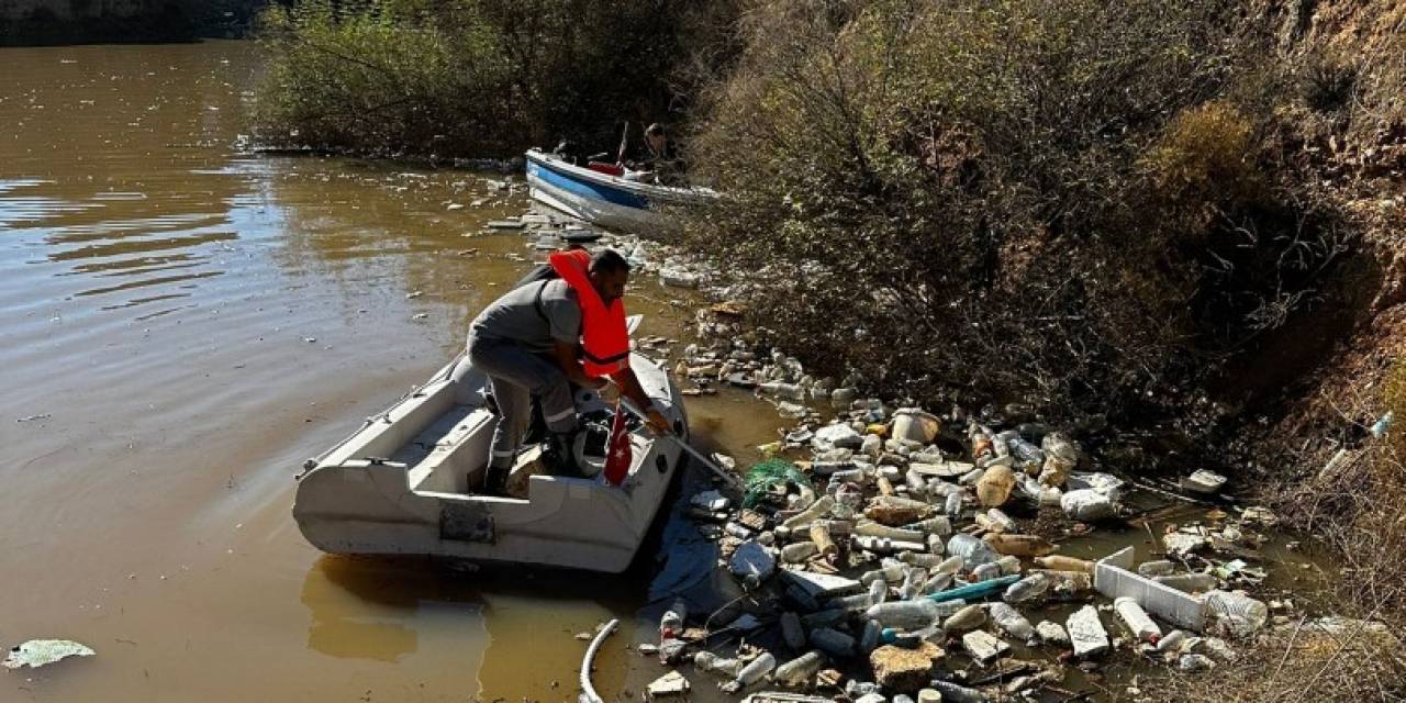 Bitez Barajı’nda Yağış Sonrası Biriken Çöpler Temizlendi