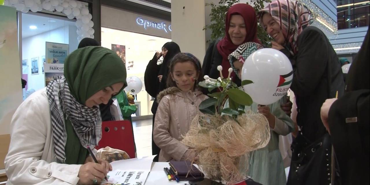Eğitimci Yazar Meltem Koyuncu, Kitabının Gelirini Filistinlilere Bağışlamak Üzere Stant Açtı