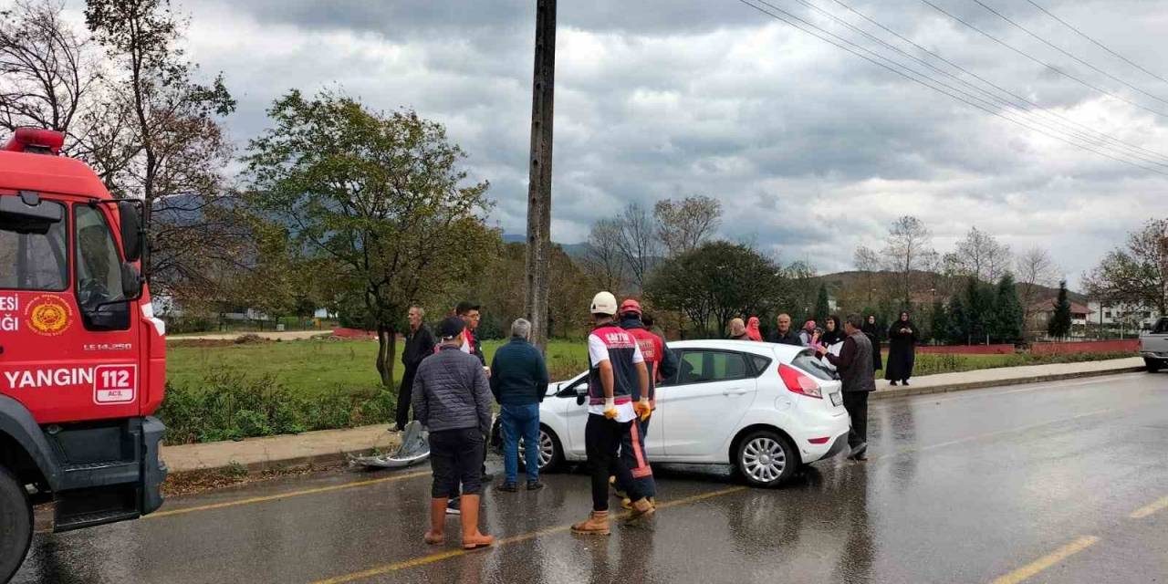 Kontrolden Çıkan Otomobil Beton Direğe Çarptı: 6 Yaralı