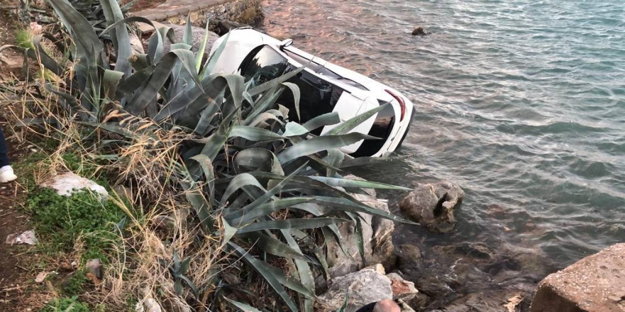 Direksiyon Hakimiyeti Kaybolan Otomobil Denize Uçtu