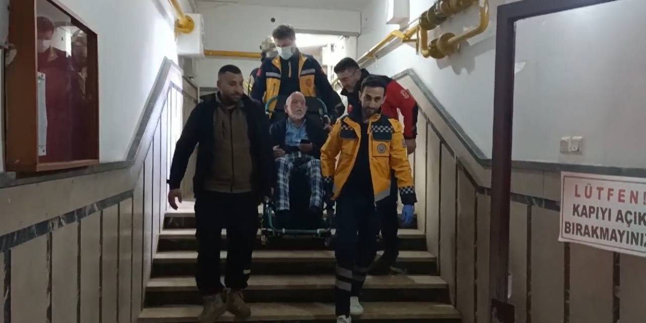Bina Dumanla Doldu, Yaşlı Vatandaş Taşınarak Çıkartıldı